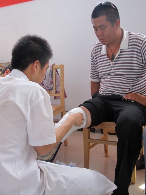 假肢廠家分享假肢是怎么安裝腿上的(圖1) 假肢廠家分享假肢是怎么安裝腿上的(圖1)