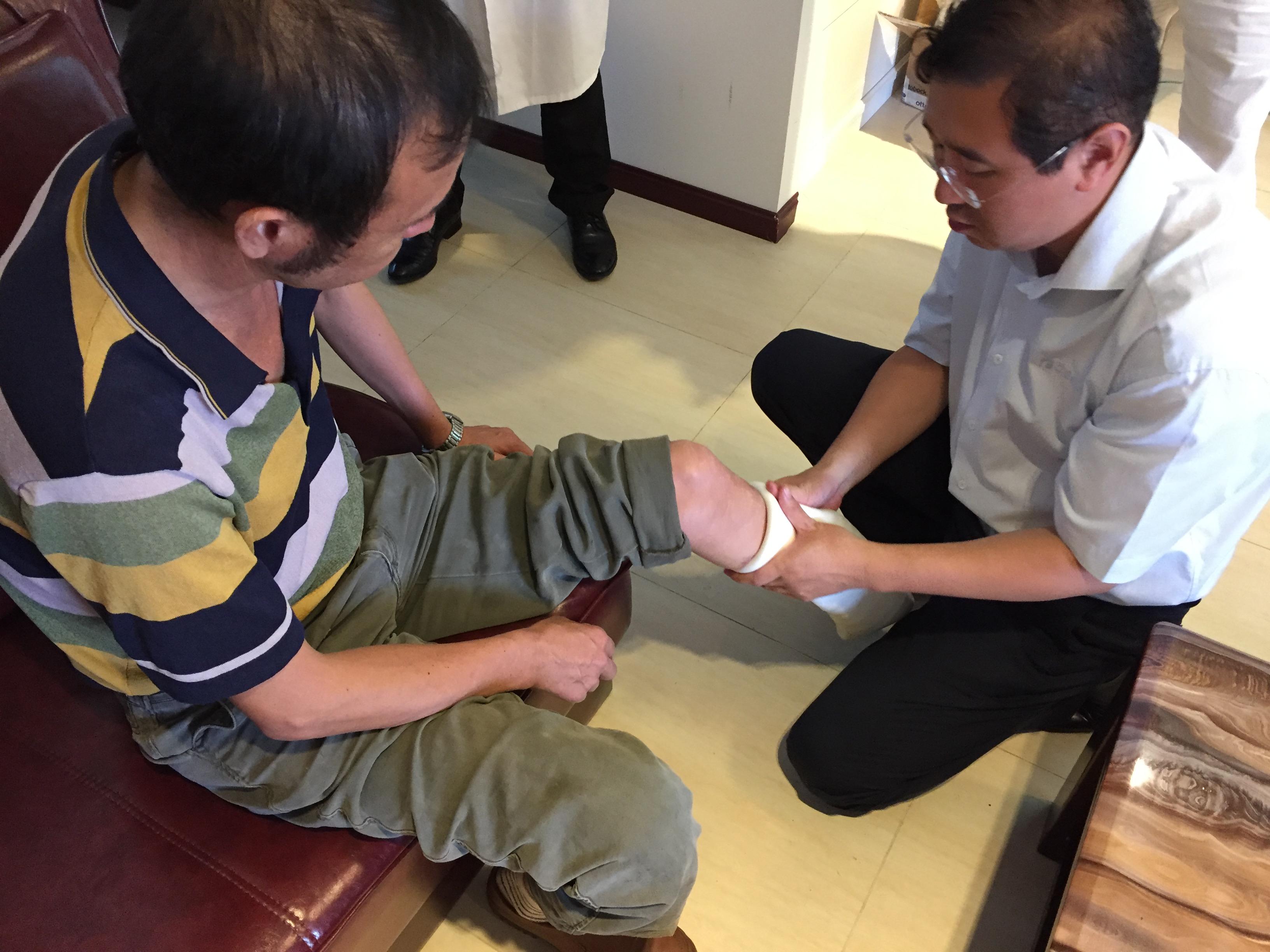 假肢價(jià)格廠家告訴您假肢應(yīng)該怎么走動(dòng)(圖1) 假肢價(jià)格廠家告訴您假肢應(yīng)該怎么走動(dòng)